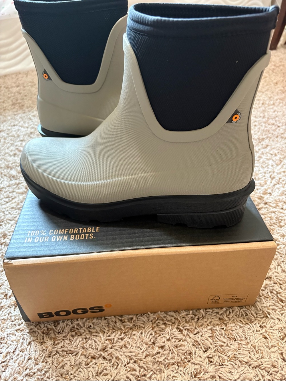 Bogs Hazel Chelsea boots in a taupe colorway women’s size 9 NEW IN BOX!! - Picture 1 of 7